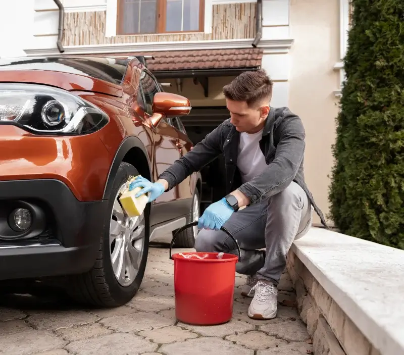 Lavage auto à domicile Campagne-d'Armagnac : professionnel intervenant sur un véhicule